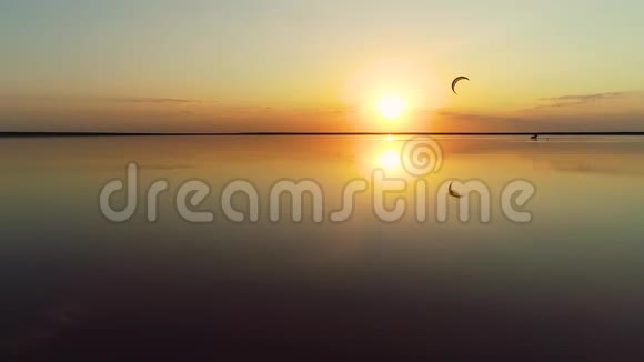 慢镜头静静地看着湖面上的日落在那里一个孤独的人游到一边视频的预览图