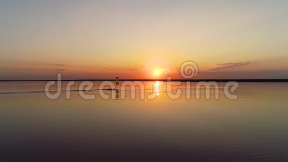 云中夕阳西下湖上放风筝视频的预览图