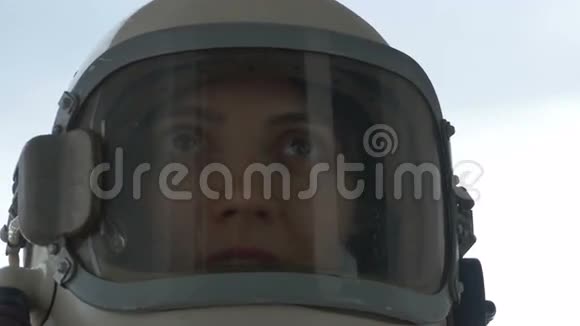 快乐的宇航员女人视频的预览图