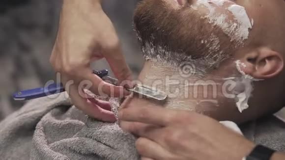 理发店里用直剃刀刮胡子的人男性皮肤护理视频的预览图