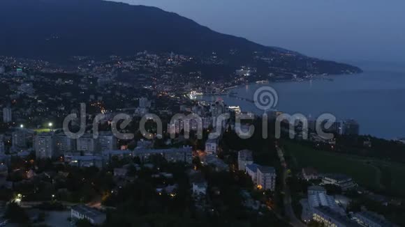 在群山的背景下海边的城市视频的预览图