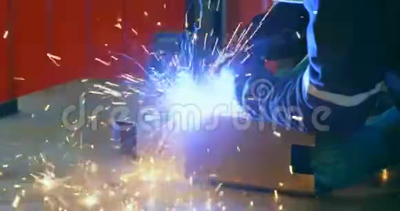 机器人工程师在4k机器人仓库焊接金属视频的预览图