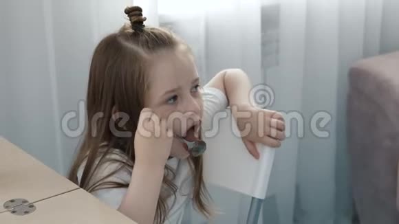 一个可爱的小女孩吃东西的肖像视频的预览图