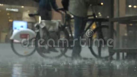 城市街道大雨天气的背景实时有人路过模糊的波克自然背景视频的预览图