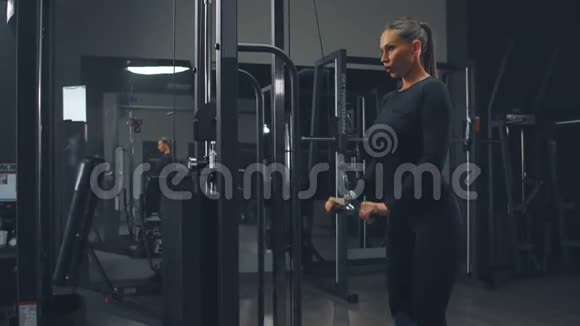 那个女人在健身房里抽二头肌和三头肌视频的预览图