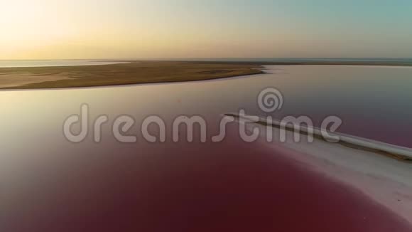 从空中到粉红色湖的全景一个孤独的人正在那里做风筝冲浪视频的预览图