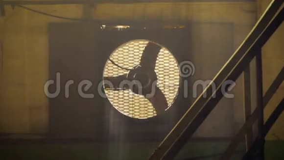地下建筑中的工业化通风机视频的预览图