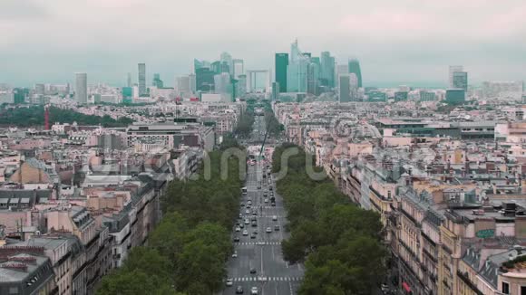 从上面看在LaDA的屋顶和商业区Fense巴黎法国慢运动城市景观车视频的预览图