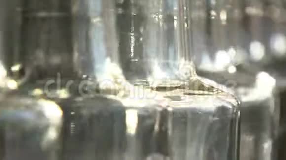 酒精工厂玻璃瓶移动特写视频的预览图