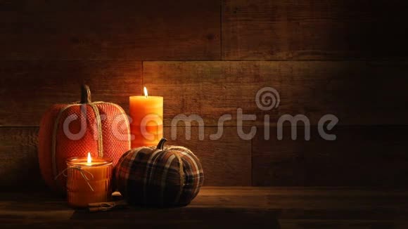 秋收蜡烛和刺绣蒲普金斯复古木材背景视频视频的预览图