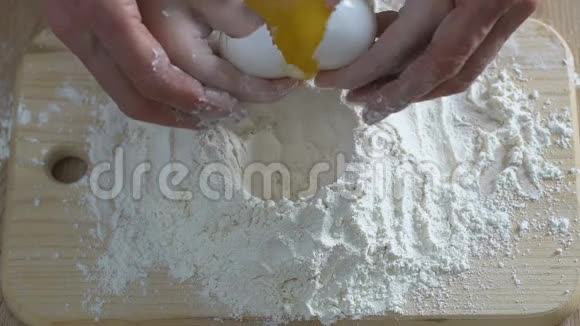 儿童和祖母在面粉中添加鸡蛋家庭烹饪家庭传统视频的预览图