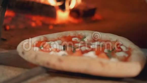 在烤箱里烧披萨4K特写镜头视频的预览图