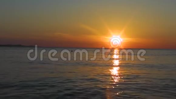夏天克罗地亚的海上日落视频的预览图