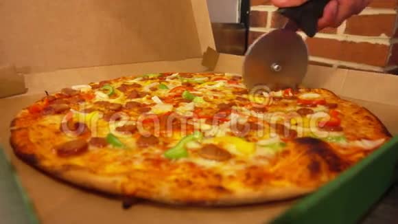披萨刀把披萨切在盒子里视频的预览图