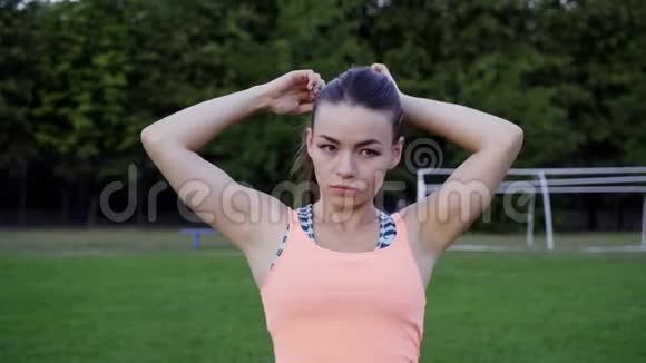 健康的运动女孩准备在体育场户外做健身运动视频的预览图
