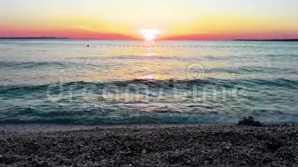 夏天克罗地亚的海上日落视频的预览图