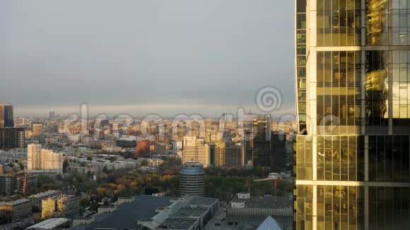 实时日落莫斯科城市全景从一座摩天大楼坐落在莫斯科国际商务中心视频的预览图