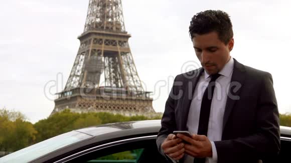 私人司机在埃菲尔铁塔旁等他的有钱客户视频的预览图
