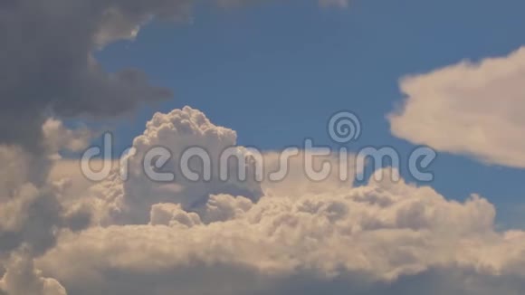 蓝天上的白云和阳光一起飞翔视频的预览图