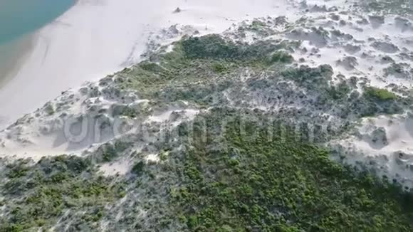 空中录像在葡萄牙的一个白色沙滩泻湖上空飞行视频的预览图