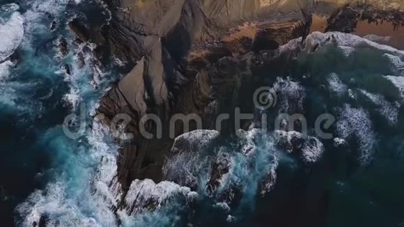 空中观景波浪在美丽的火山岩上破碎葡萄牙阿莫雷拉视频的预览图