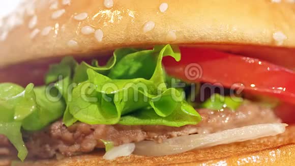 极致特写新鲜生菜在多汁开胃汉堡旋转拍摄白色背景视频的预览图