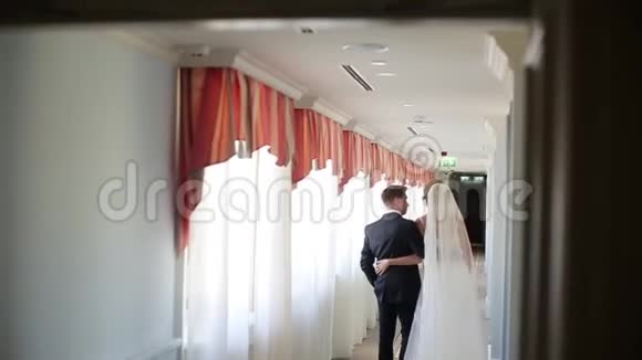 新郎新娘回酒店视频的预览图