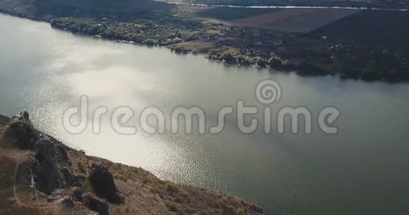 新郎和新娘在德涅斯特河的背景下接吻航空视频视频的预览图