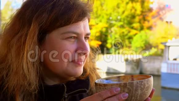 比利时街头咖啡馆的一位喝椰子啤酒的女士视频的预览图
