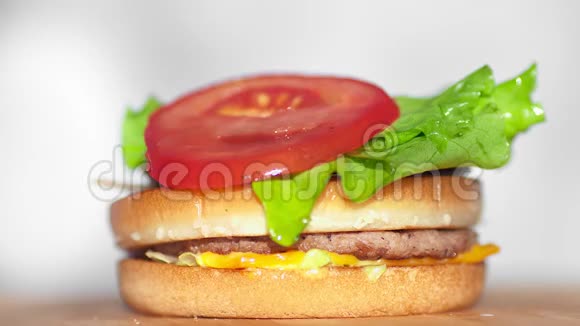 让新鲜的芝麻面包吃起来令人垂涎欲滴的大汉堡视频的预览图