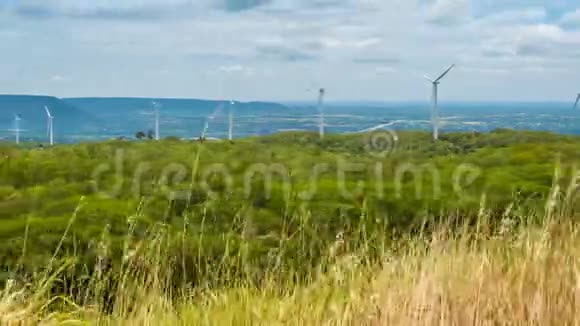 风力涡轮机在大自然中峡谷和树木的天空背景能源发电机自然友好视频的预览图