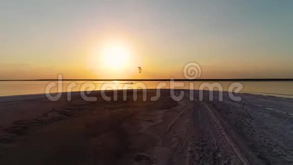 雄蜂在河口的海岸上空飞向风筝冲浪者日落视频的预览图