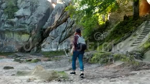 远足的女人在森林里徒步旅行停下来环顾四周在森林徒步旅行中微笑快乐活跃的女性视频的预览图