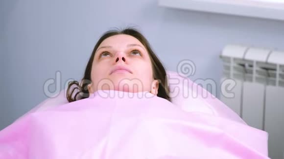 诊所里的女人躺在沙发上等待手术视频的预览图