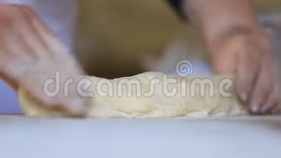 女人煮什蒂擀面团烤调传统格鲁吉亚面包视频的预览图