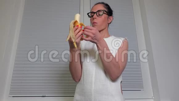 女人在窗边吃香蕉视频的预览图