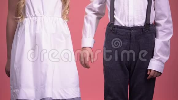 可爱的小男孩和女孩紧紧地握住手初恋情人节视频的预览图