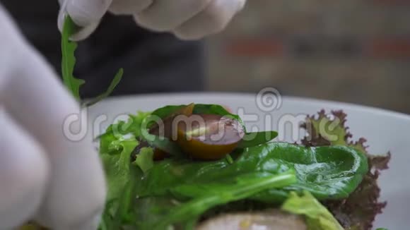 食品造型与设计理念厨师在豪华餐厅装饰沙拉手工厨师烹饪素食视频的预览图