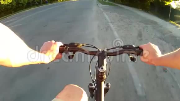 日落时在柏油路骑单车视频的预览图