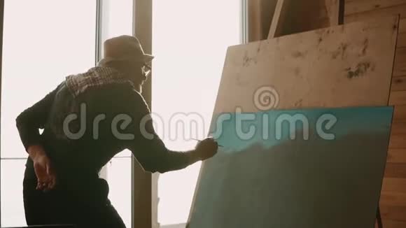 男艺术家正在画一幅画视频的预览图