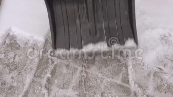 镜头聚焦移动雪铲视频的预览图