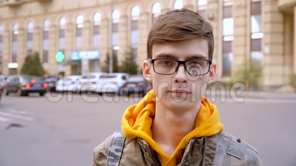 戴眼镜的年轻人的肖像视频的预览图
