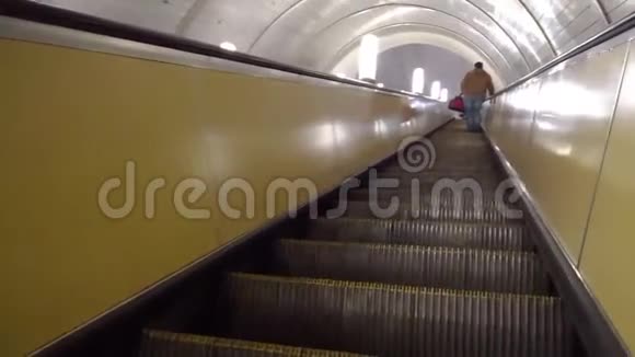 一名男子正从自动扶梯上爬到贝鲁斯卡亚地铁站出口视频的预览图