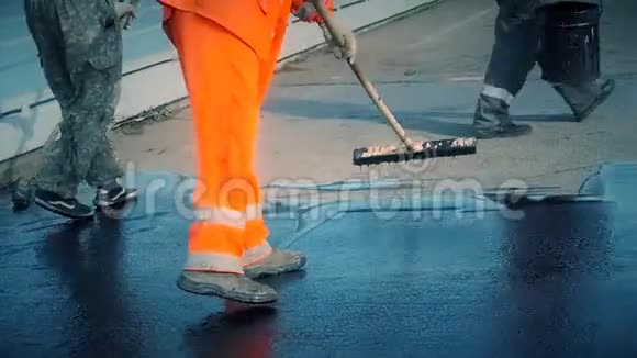 工人修理路面视频的预览图