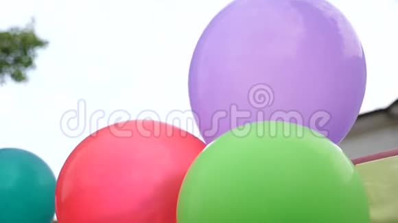 派对上的彩色装饰品蓝天上美丽的五彩气球美丽假期的概念视频的预览图