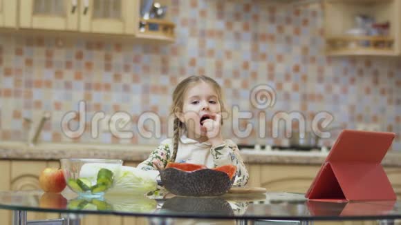 小女孩在厨房吃一块蔬菜视频的预览图