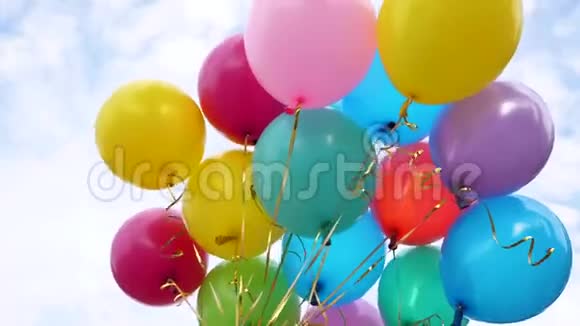 蓝天上美丽的五彩气球美丽假期的概念派对上的彩色装饰品视频的预览图