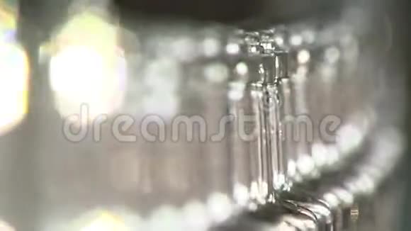 酒精厂传送带移动瓶子美丽的rasfokus特写视频的预览图
