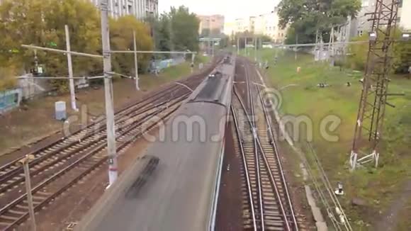 从天桥下经过的火车的俯视图视频的预览图