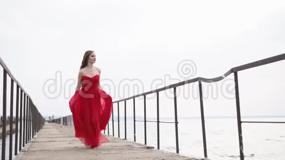 美丽的女人快乐地在岸上奔跑视频的预览图